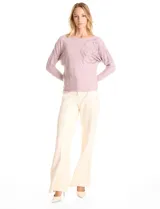 Buzo de tejido de punto fino marca LIV Milano, color violeta, con diseño de manga japonesa y largo tres cuartos. Presenta un aplique de brillos en la parte frontal y lateral que forma un diseño floral.