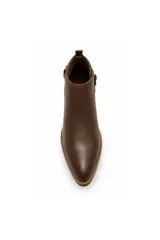 Bota corta negra con punta afinada, taco medio cuadrado y detalle de hebilla metálica en el lateral. Combina acabado liso en la parte delantera y charol en la trasera.