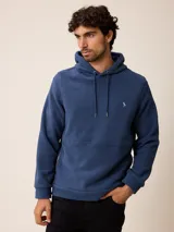 Canguro de polar azul con capucha y cordones ajustables. Presenta un bolsillo frontal tipo canguro y un pequeño logo bordado en el pecho.
