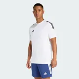 Remera deportiva Adidas de cuello redondo, color blanco, con las icónicas tres rayas de la marca en color negro sobre los hombros y mangas. Confeccionada con tecnología Climacool para una gestión eficiente de la transpiración.