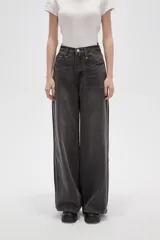 Pantalon de jean de corte ancho y tiro alto, color gris oscuro con efecto lavado.