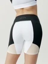 Short biker tricolor negro, blanco y beige, de tejido Shapplex_B con efecto moldeador y bolsillo trasero en la cinturilla.