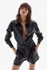 Short de lino negro metalizado con cintura alta, tablas delanteras, bolsillos laterales y cierre frontal con gancho metálico.