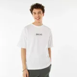 Camiseta blanca de manga corta raglán con estampado central con texto enmarcado.