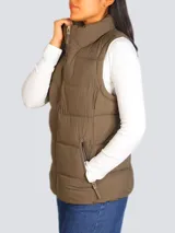 Chaleco marrón con relleno, cierre frontal con cremallera dorada, cuello alto y bolsillos laterales con cremallera.