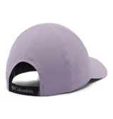 Gorra técnica Columbia modelo Silver Ridge IV Ball, color violeta, con tecnología Omni-Shield y Omni-Wick para repeler líquidos y absorber la humedad. Cuenta con perforaciones láser para mayor transpirabilidad y cierre posterior ajustable con velcro.