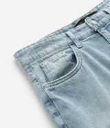 Bermuda masculina de denim negro en modelo slim con cintura fija, trabillas para cinturón, cierre tradicional y bolsillos delanteros y traseros.