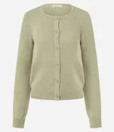 Cardigan de punto color verde claro, de manga larga y corte regular, con escote redondo y cierre frontal de botones.