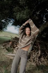 Jean de corte recto y estilo wide leg, con costuras frontales visibles y diseño de inspiración urbana.