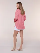 Blusa holgada de color verde con diseño de rayas verticales blancas, escote en V con cuello mao y pechera corta con botones. Mangas tres cuartos regulables y bajo redondeado.