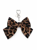 Colgante para bolso con lazo de tela estampado animal print y dije metálico en forma de corazón con cierre de mosquetón.