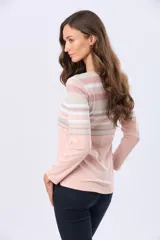 Remera de algodón con poliéster, de manga larga, con estampado de rayas horizontales en tonos beige, azul claro, azul grisáceo y blanco. Tiene un corte clásico y escote redondo.