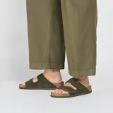Sandalias Birkenstock Arizona modelo Leve, color verde militar, con dos tiras ajustables con hebillas y plantilla de corcho.