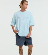 Bermuda masculina modelo runner confeccionada en terciopelo, con cintura elástica, cordón ajustable y bolsillos laterales.