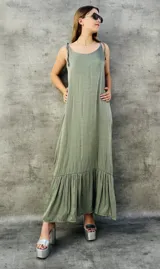 Vestido largo verde oliva con breteles finos con nudo y falda con volados.