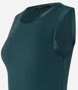 Blusa sin mangas de Cortelle, color negro, de corte ajustado y diseño liso, con detalle de ribete satinado en el cuello y las sisas.