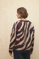 Sweater de punto con diseño de rayas tipo cebra en color azul, beige y bordó.