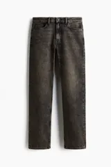 Jean de corte recto y calce regular, confeccionado en denim de algodón con efecto lavado desgastado en tono gris oscuro. Presenta diseño clásico de cinco bolsillos, cierre frontal con botón y costuras reforzadas.