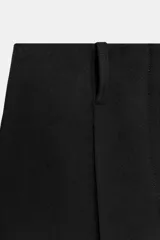Bermuda de tiro medio color negro, confeccionada en hilatura con viscosa, con cintura con trabillas, bolsillos laterales ocultos y detalle de pinzas en el delantero.