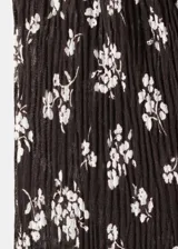 Vestido midi de corte recto con diseño estampado floral en color negro, cuello redondo y manga corta.