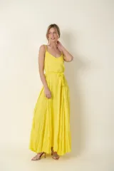 Vestido largo amarillo de satén con breteles finos, corte en la cintura y lazo.