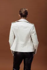 Chaqueta tipo biker de cuero negro con cierre frontal asimétrico, solapas con broches metálicos, bolsillos laterales con cierre y detalles de costuras acolchadas en la parte inferior.