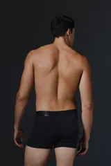 Boxer de algodón con cintura elástica, diseño ajustado y cómodo.