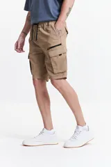 Bermuda cargo color verde militar, con cintura elastizada, bolsillos laterales y pasacinto.