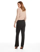 Pantalón de vestir marca Zac & Rachel confeccionado en crepe elastizado. Presenta un diseño de tiro alto con silueta de pierna recta, pretina con pasadores y un aplique decorativo de cadena dorada en la parte frontal. Incluye bolsillos laterales.