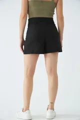 Short de vestir tiro alto con diseño de solapa en la cintura, corte recto y cierre frontal con cremallera y botón.