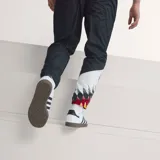 Pantalón deportivo adidas Alemania 1994 de color negro, con cintura elástica con cordón ajustable, bolsillos laterales con cierre y puños elásticos en los tobillos. Presenta detalles de la selección alemana y de la marca.