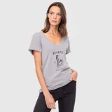 Remera gris de manga corta con cuello en V y estampado frontal con diseño de calavera y texto.
