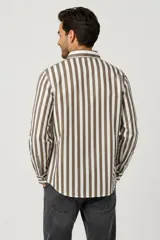 Camisa de viscosa de manga larga para hombre, con diseño de rayas verticales en tonos marrón y blanco, cuello camisero clásico y cierre frontal de botones oscuros.