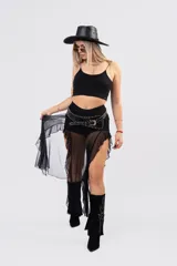 Pollera midi de tul color bordó con transparencias, diseño de volados asimétricos y culotte incorporado.
