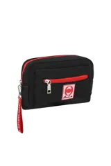 Necessaire de diseño rectangular en color beige, con cierre principal y bolsillo frontal con cierre en tono rosado. Incluye una correa de muñeca desmontable y un parche decorativo con el logo de la marca en el frente.