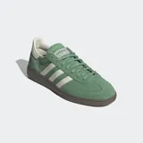Championes Adidas Handball Spezial color verde con las tres tiras blancas a los costados y suela marrón.