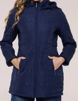 Campera larga de color azul marino con diseño capitoneado geométrico, capucha desmontable y cierre frontal completo. Cuenta con bolsillos laterales con cierre y ajuste en la cintura.