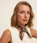 Pañuelo cuadrado de satén color marrón con estampado abstracto en tonos beige.