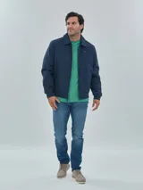 Campera azul marino de poliéster, manga larga con cierre de cremallera, dos bolsillos inferiores y logo de Tommy Hilfiger bordado en el pecho.