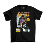 Remera negra de algodón con estampado gráfico estilo vintage en el frente que presenta a Kobe Bryant con el trofeo de la NBA, junto con el logo de Los Angeles Lakers y texto alusivo al campeonato 2001-02.