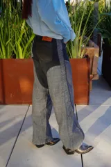 Pantalón de jean bicolor, con tono oscuro en la parte superior y lavado claro en las piernas. Corte recto y pierna ancha con costuras curvas.