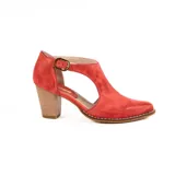 Zapato de cuero rojo tipo guillermina, con taco alto ancho símil madera, puntera redondeada y tira con hebilla metálica en el tobillo.