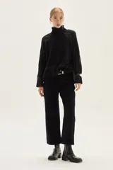 Polera de cuello alto confeccionada en lana lambswool, con diseño de bloques de color en tonos beige y marrón. Presenta mangas raglán con textura acanalada y detalles en hilo metalizado lurex.