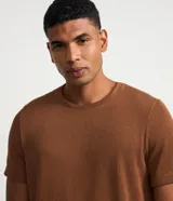 Remera de media malla verde militar con cuello redondo y mangas cortas, de corte clásico.
