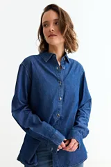 Camisa de jean de manga larga con cuello clásico y cierre frontal de botones. Confeccionada en tejido de algodón, presenta un corte recto y puños abotonados.