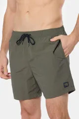 Short de baño negro liso, con cintura elástica y cordón regulable, dos bolsillos laterales y suspensor de malla fina.
