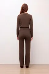 Pantalón tejido color marrón, de corte recto y tiro medio con cintura elástica ajustable mediante cordón.