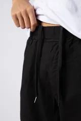 Pantalon de corte recto y holgado, confeccionado en mezcla de lino y algodón. Presenta cintura elastizada con cordón interno para ajuste y bolsillos laterales amplios.