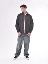 Campera verde militar con cuello clásico, cierre frontal con botones, dos bolsillos con solapa en el pecho y corte recto.