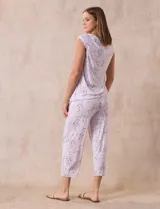 Conjunto de pijama marca René Rofé, compuesto por remera de mangas cortas con escote en V abotonado y pantalón capri con cintura elastizada. Diseño estampado con flores azules sobre fondo blanco.